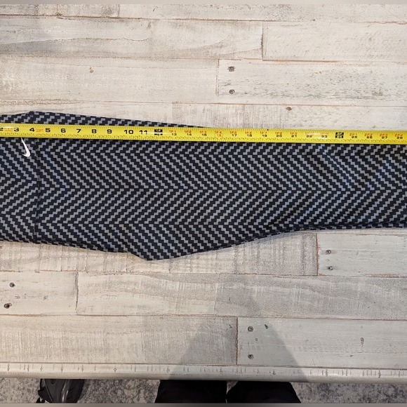 Nike Legend 2.0 Dri Fit Zig-Zag Capri Leggings Sz large - Picture 7 of 7